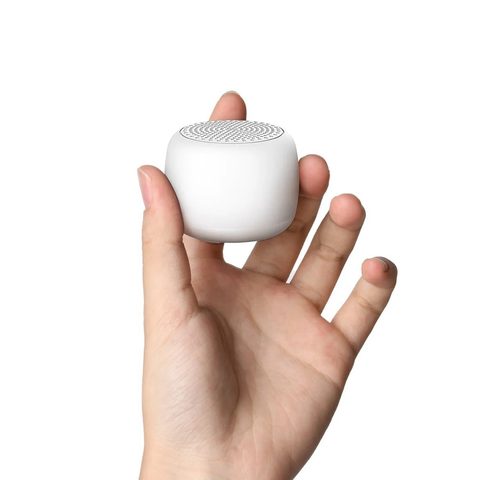 Máquina de ruido blanco Babelio en una mano